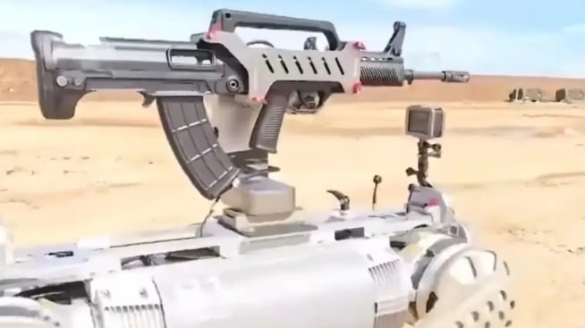 En el ejercicio, los robots tomaron la delantera, transportando suministros y apoyando el avance inicial.