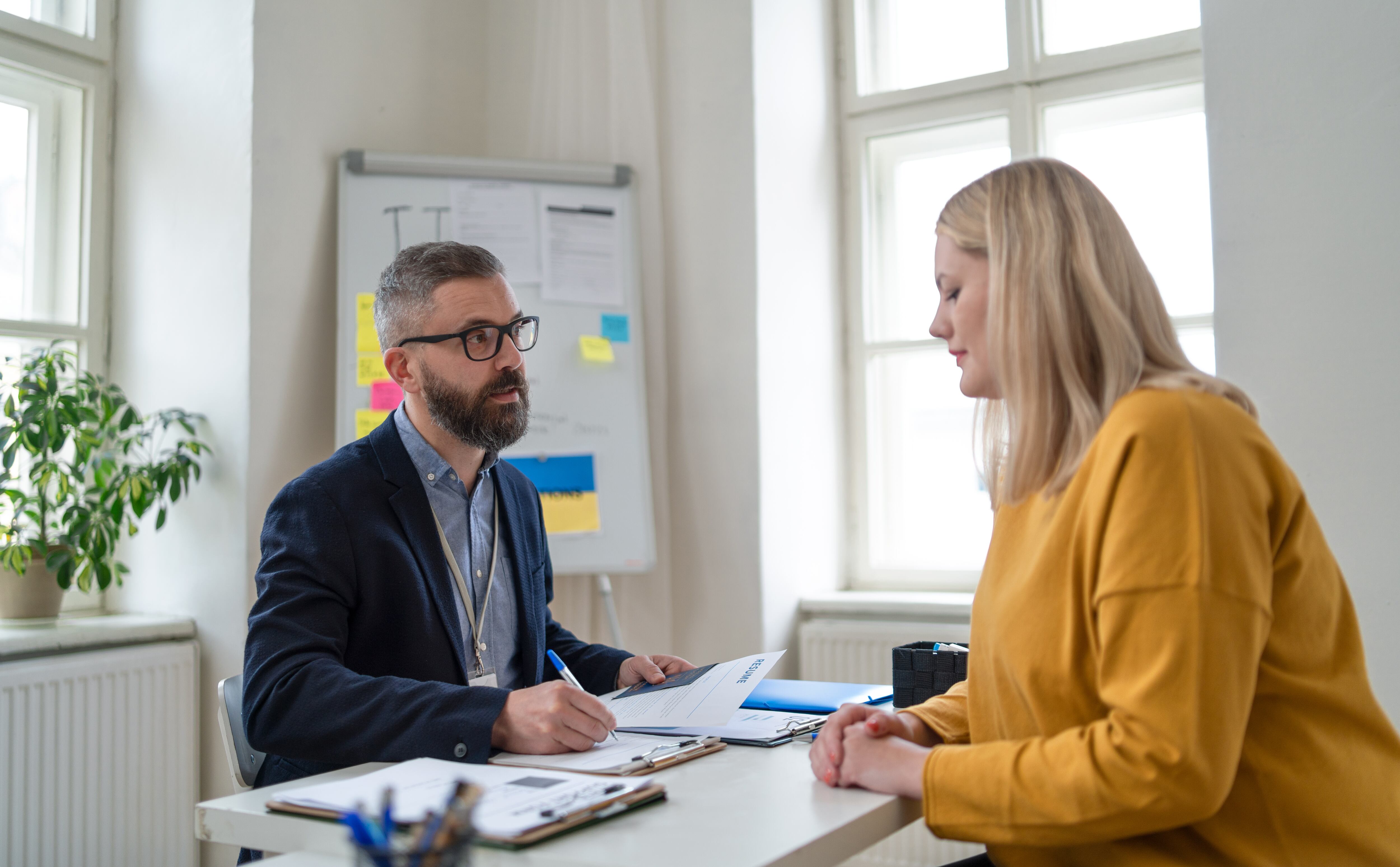 Simuladores con IA recrean la entrevista de naturalización del USCIS y ayudan a miles de inmigrantes a ganar confianza antes del gran día.