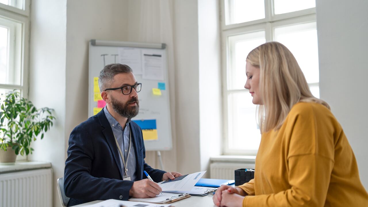 Simuladores con IA recrean la entrevista de naturalización del USCIS y ayudan a miles de inmigrantes a ganar confianza antes del gran día.