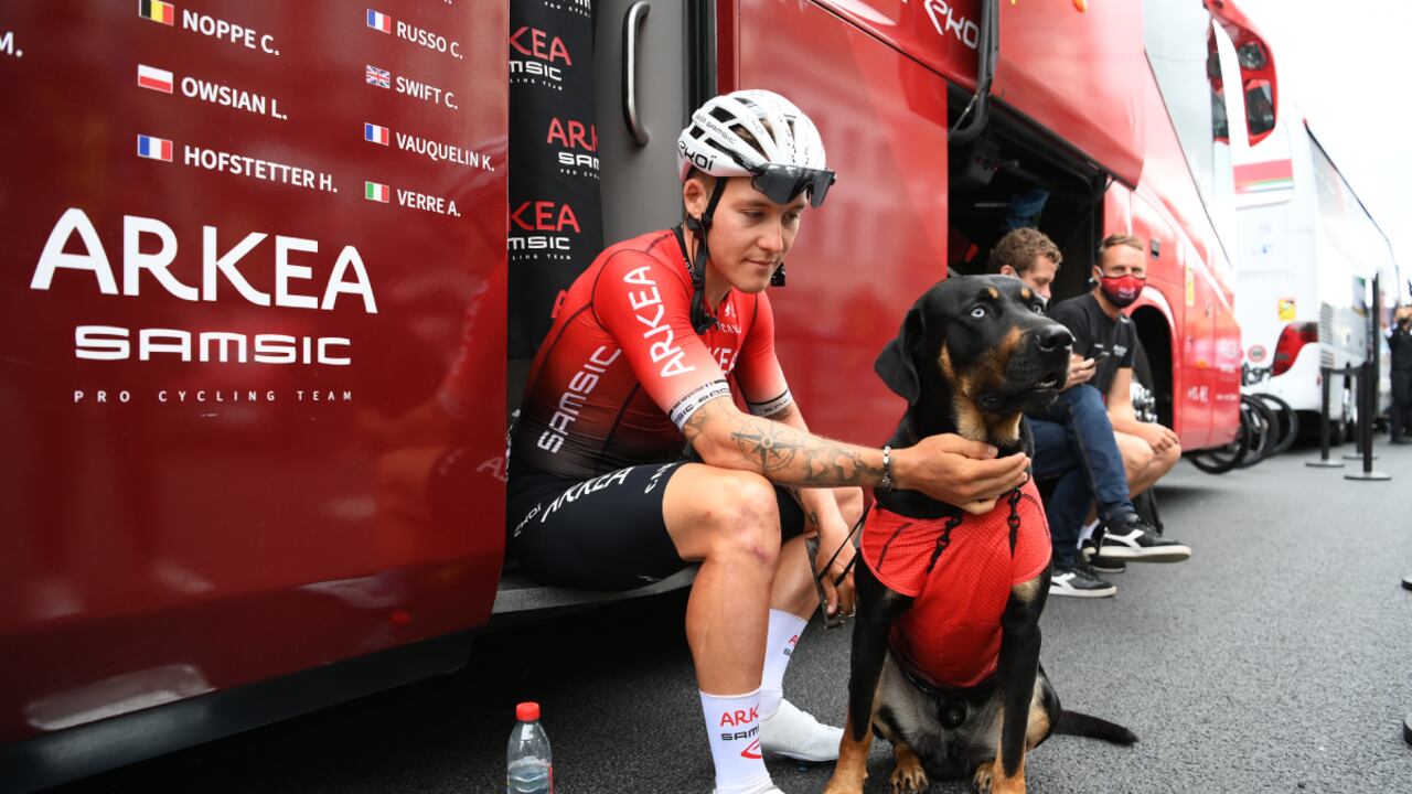 LONGWY, FRANCE - JULY 07: Hugo Hofstetter of France and Team Arkéa - Samsic and his dog Petrus prior to the 109th Tour de France 2022, Stage 6 a 219,9km stage from Binche to Longwy 377m / #TDF2022 / #WorldTour / on July 07, 2022 in Longwy, France. (Photo by Getty Images/Alex Broadway)