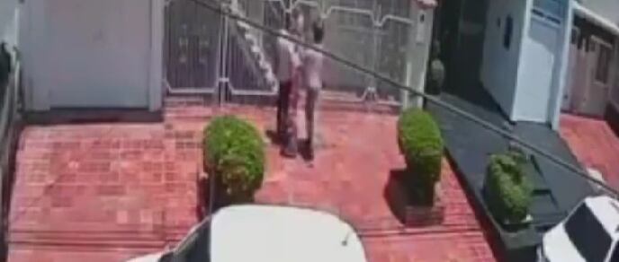 Una cadena de oro y un reloj, se llevaron los ladrones.