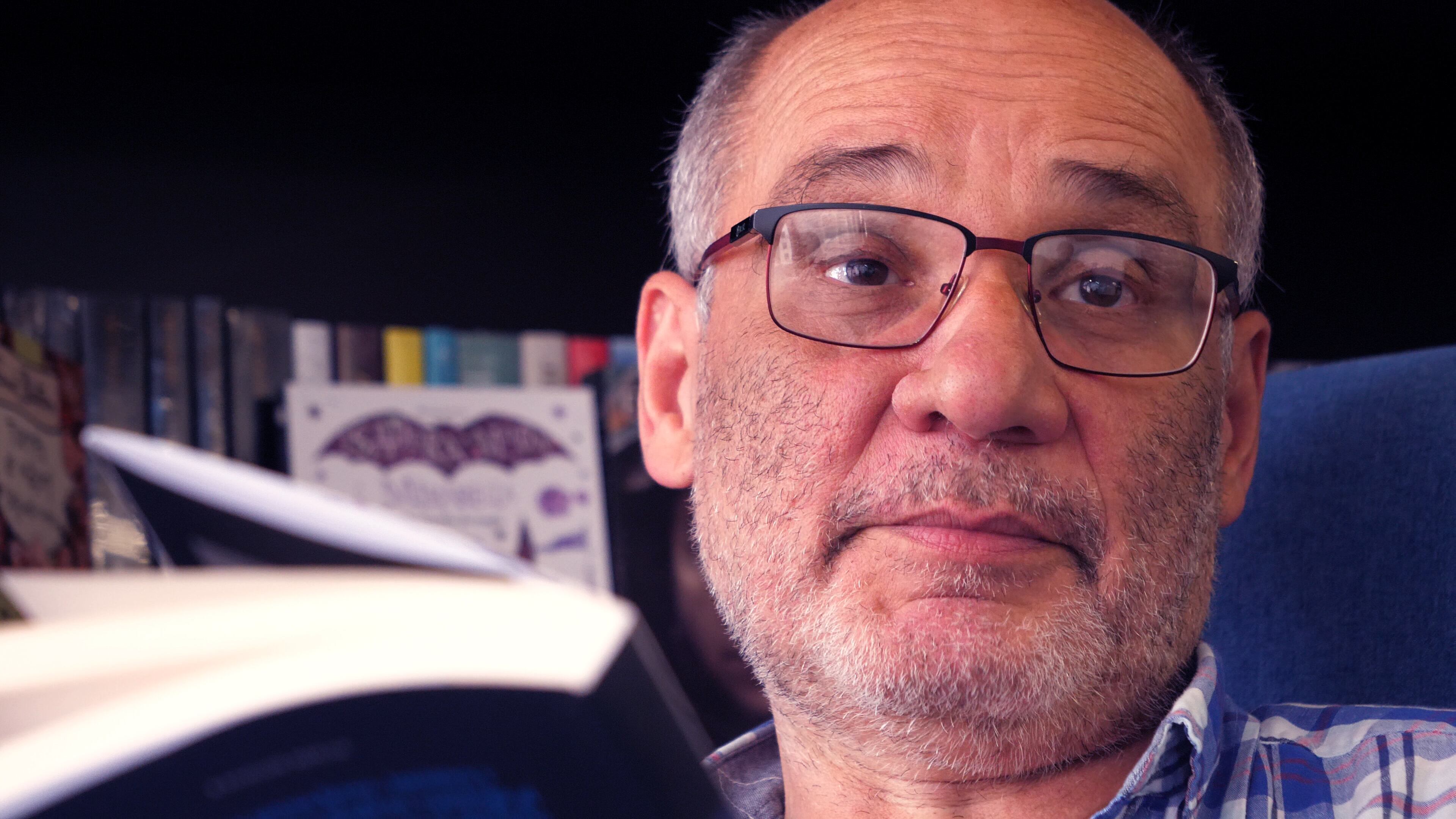 En 1994, Badrán (Magangué, 1960) publicó su primera novela, 'Lecciones de vértigo'. En este siglo ha estallado con muchas más, entre ellas 'El día de la mudanza', que ganó Premio Nacional de novela breve del Instituto Distrital de Cultura y Turismo de Bogotá. También publica libros de cuentos.