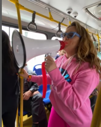 Michelle Gutty cantó en Transmilenio su sencillo 'Tukutu'.
