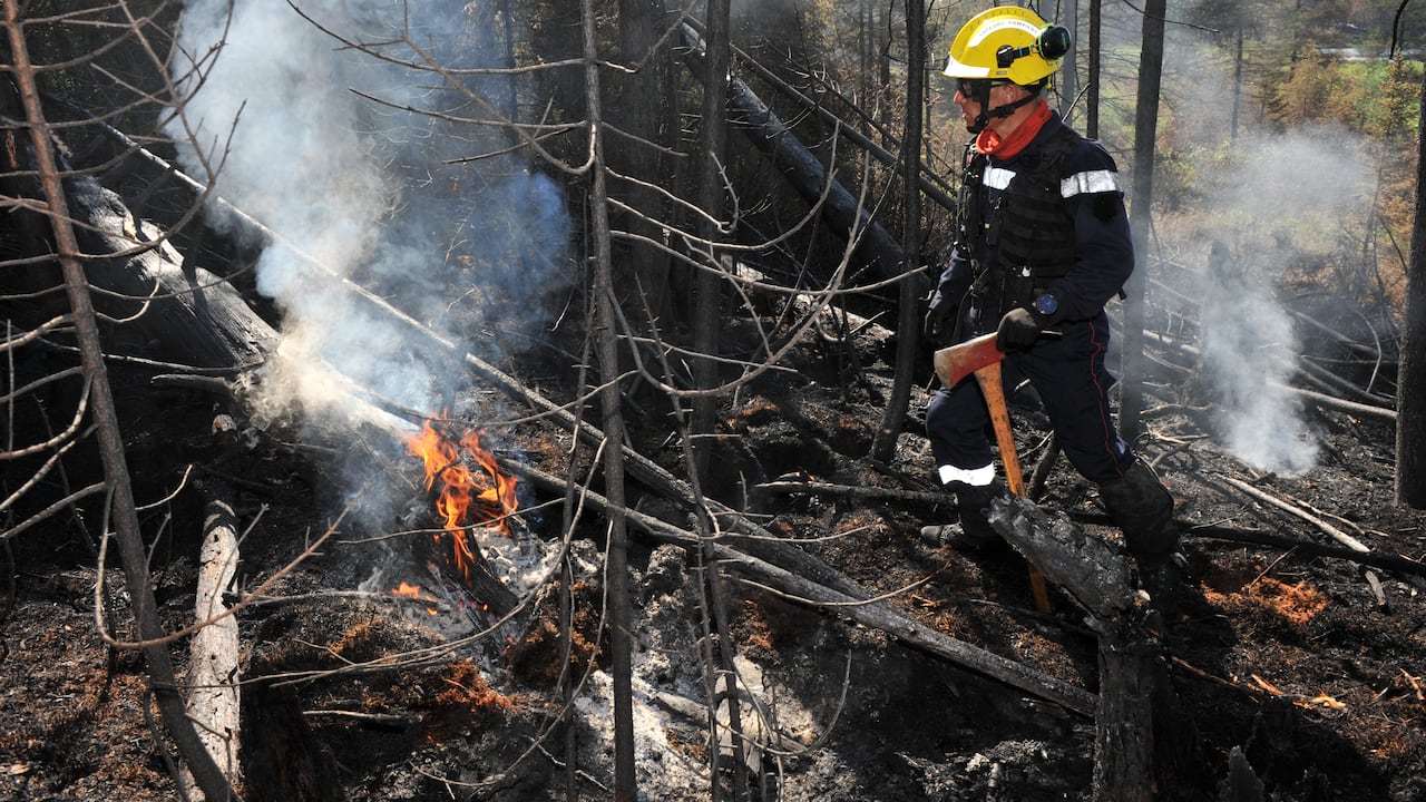 This July 2, 2023, image released by the French General Directorate for Civil Protection and Crisis Management (DGSCGC) shows a French firefighter battling wildfires in the Abitibi-T�miscamingue region of Quebec, more than 650kms (400 miles) north of Montreal. A record 22.7 million acres (9.2 million hectares) have burned so far by wildfires raging across Canada, according to the Canadian Interagency Forest Fire Centre on July 10, 2023. (Photo by Carlo ZAGLIA / General Directorate for Civil Protection and Crisis Management / AFP) / RESTRICTED TO EDITORIAL USE - MANDATORY CREDIT "AFP PHOTO / Carlo ZAGLIA/DGSCGC" - NO MARKETING NO ADVERTISING CAMPAIGNS - DISTRIBUTED AS A SERVICE TO CLIENTS