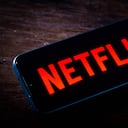BRASIL - 22/05/2021: En esta ilustración fotográfica, el logotipo de Netflix que se ve en la pantalla de un teléfono inteligente.
Es un proveedor global de películas y series de televisión a través de streaming y actualmente tiene más de 208 millones de suscriptores. (Ilustración fotográfica de Rafael Henrique / SOPA Images / LightRocket a través de Getty Images)