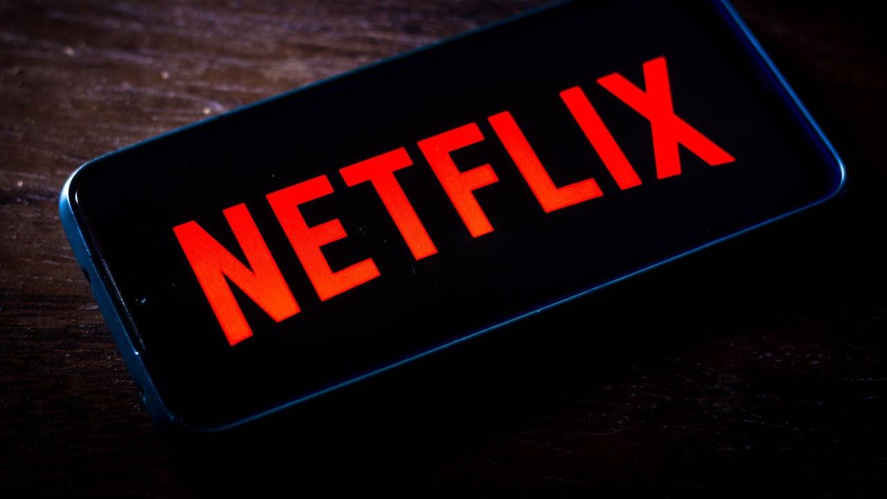 Los usuarios de telefonía fija, internet y televisión que tienen planes de más de 300 megas en fibra óptica de más de $ 135.900 pueden disfurtar del servicio de Netflix para dos pantallas en simultáneo.
