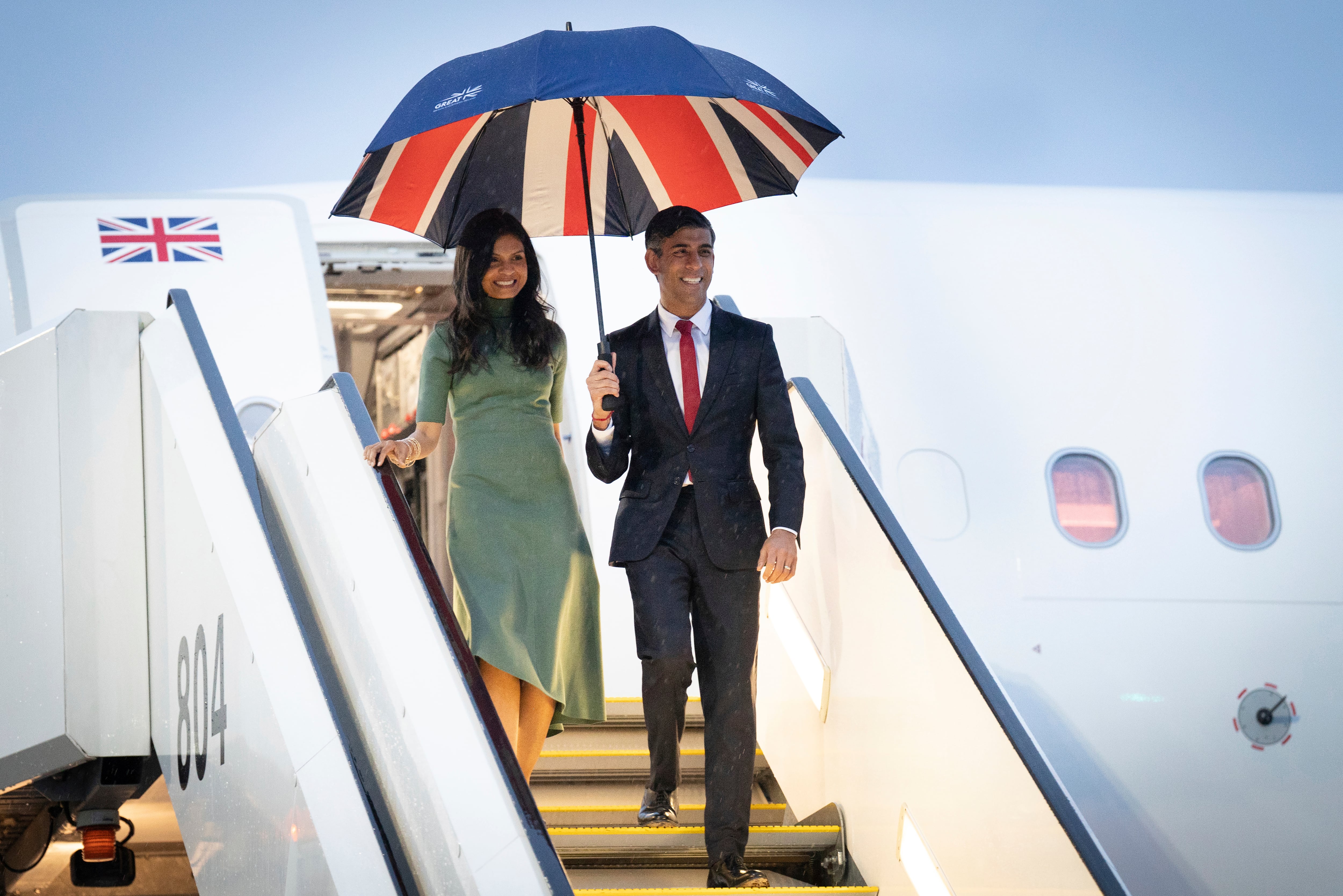El primer ministro británico, Rishi Sunak, a la derecha, y su esposa Akshata Murty llegan en avión a Hiroshima, en el oeste de Japón, después de su visita a Tokio, antes de la Cumbre del G-7