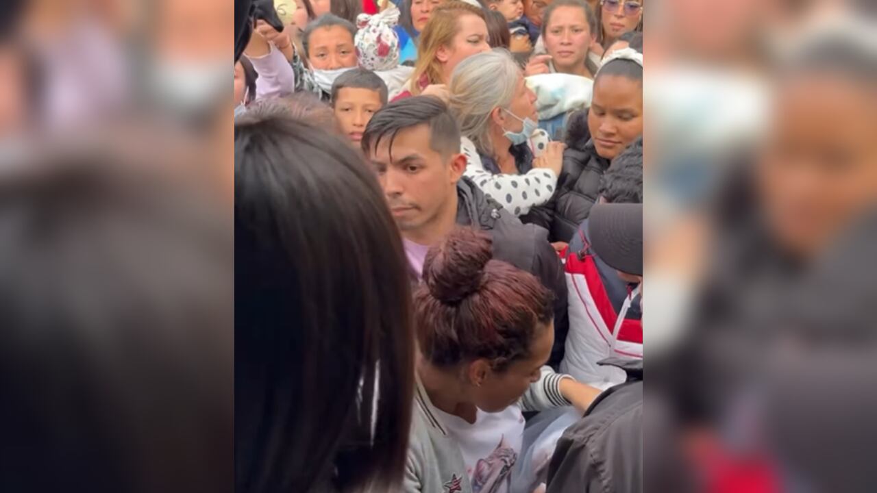 Cientos de personas fueron para ver a Epa Colombia y recibir los regalos.