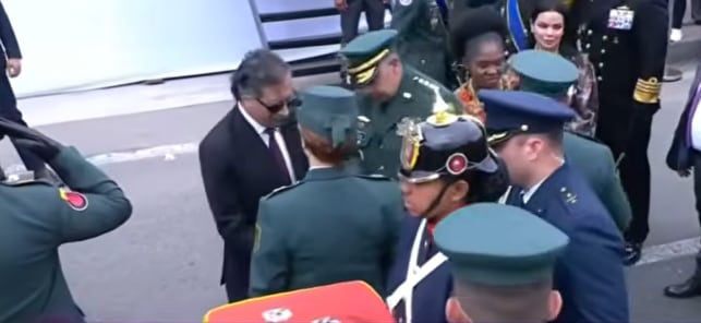 El presidente Petro impuso la Cruz de Boyacá a general salpicada en escándalo de contratos en el Ejército.