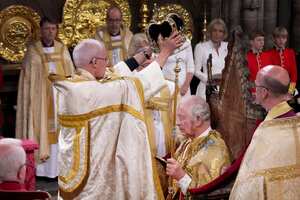 El rey Carlos III es coronado con la corona de San Eduardo por el arzobispo de Canterbury, el Reverendísimo Justin Welby, durante su ceremonia de coronación en la Abadía de Westminster el 6 de mayo de 2023 en Londres, Inglaterra. La coronación de Carlos III y su esposa, Camilla, como rey y reina del Reino Unido de Gran Bretaña e Irlanda del Norte, y de los demás reinos de la Commonwealth, se lleva a cabo hoy en la Abadía de Westminster. Carlos accedió al trono el 8 de septiembre de 2022, tras la muerte de su madre, Isabel II.