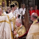 El rey Carlos III es coronado con la corona de San Eduardo por el arzobispo de Canterbury, el Reverendísimo Justin Welby, durante su ceremonia de coronación en la Abadía de Westminster el 6 de mayo de 2023 en Londres, Inglaterra. La coronación de Carlos III y su esposa, Camilla, como rey y reina del Reino Unido de Gran Bretaña e Irlanda del Norte, y de los demás reinos de la Commonwealth, se lleva a cabo hoy en la Abadía de Westminster. Carlos accedió al trono el 8 de septiembre de 2022, tras la muerte de su madre, Isabel II.
