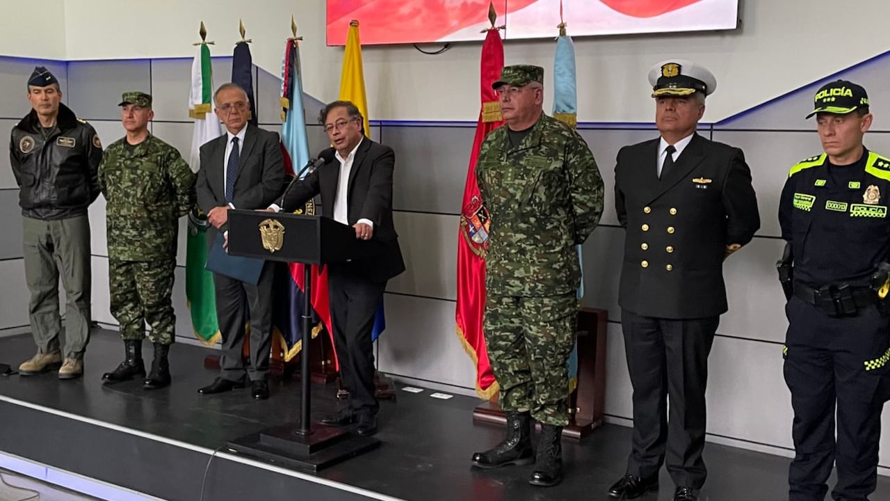El presidente Gustavo Petro estuvo en el ministerio de Defensa haciendo el anuncio de la nueva cúpula militar.