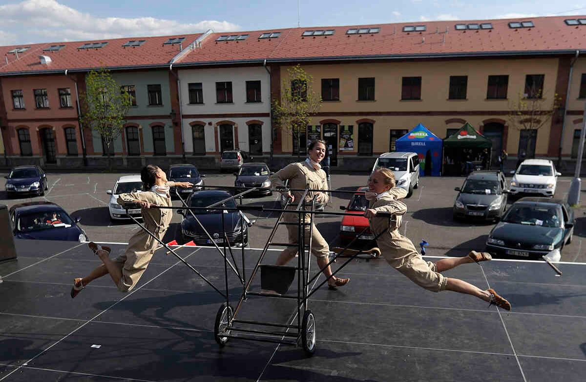 Esta imagen corresponde a un festival artístico en Praga. 26 de abril. Los artistas checos están colonizando nuevos espacios, pues los teatros regulares permanecen cerrados en un esfuerzo por detener la propagación del coronavirus. Foto: Petr David Josek/ AP