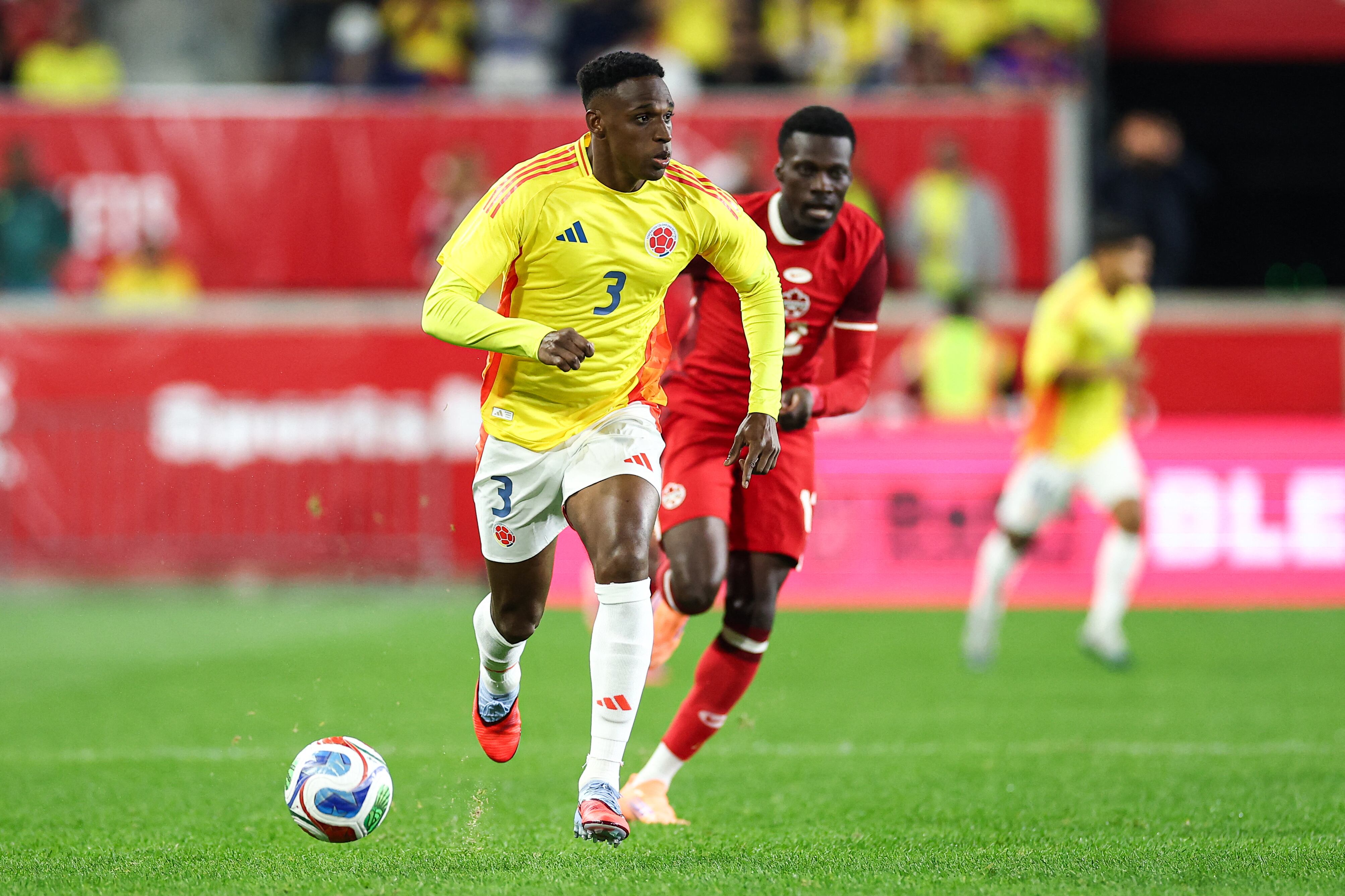 El defensa colombiano #03 Jhon Lucumi controla el balón durante el partido amistoso internacional entre Canadá y Colombia en el Sports Illustrated Stadium en Harrison, Nueva Jersey, el 14 de octubre de 2025. (Foto de CHARLY TRIBALLEAU / AFP)