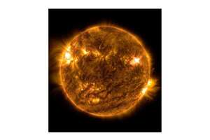 Imagen de la llamarada solar del 2 de octubre de 2022, apreciable en la esquina superior derecha - NASA/SDO