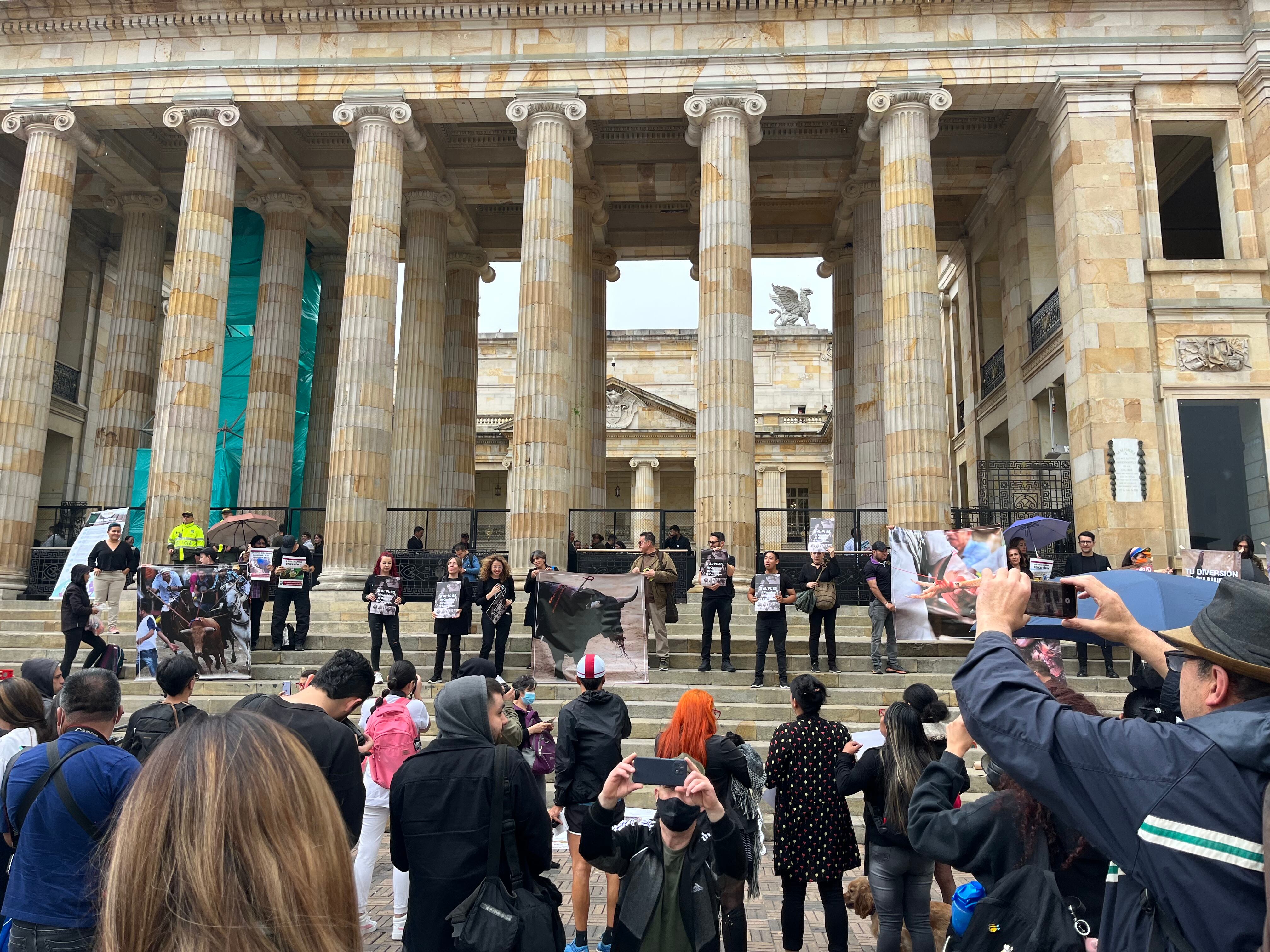 Plantón en contra de las corridas de toros y peleas de gallos en la Plaza de Bolívar.