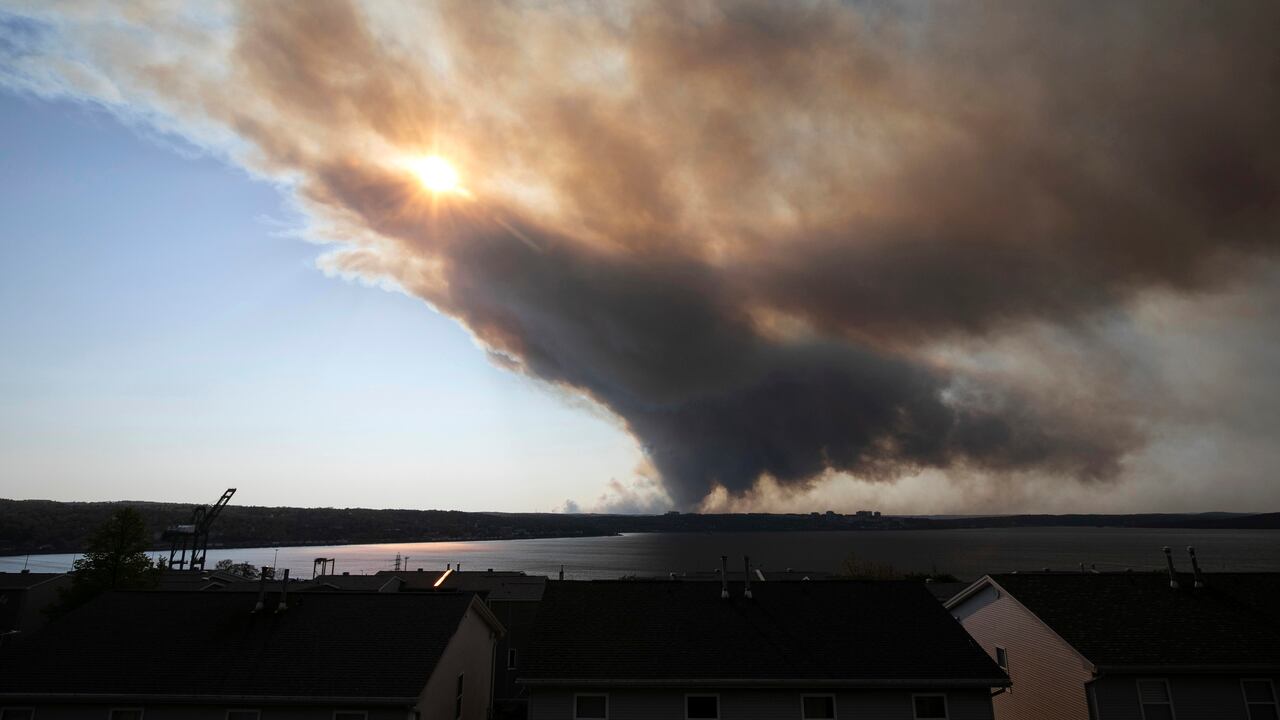 Gruesas columnas de humo denso llenan el cielo de Halifax cuando un incendio fuera de control en una comunidad suburbana se extendió rápidamente, engullendo varias casas y obligando a la evacuación de los residentes locales, en Halifax