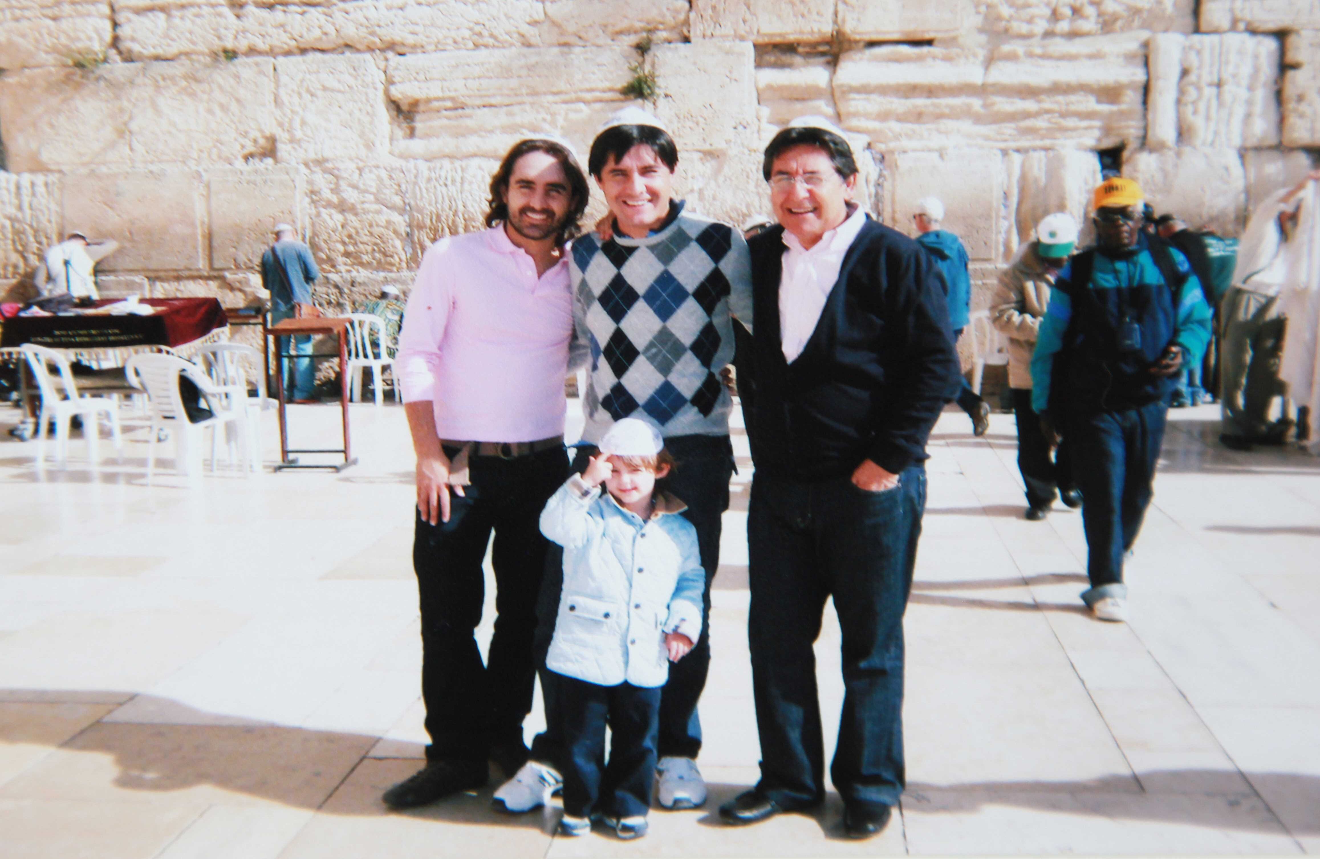 En la Navidad del 2001, en el Muro de las Lamentaciones, con sus dos hijos, Humberto y Camilo, y su nieto Federico Martínez Uribe, de seis años.