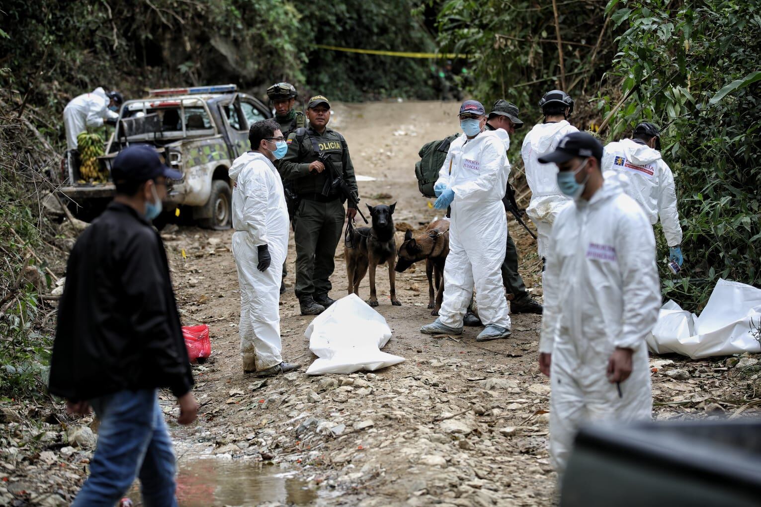 Levantamiento cuerpos y pruebas fiscalía atentado policías Huila