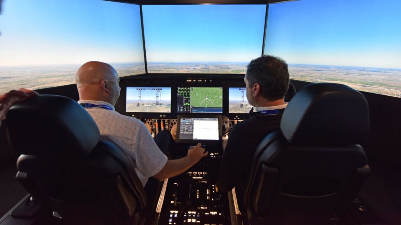 Los invitados prueban un simulador de vuelo para el Overture Supersonic Airliner en la sala de exposiciones Boom Supersonic durante el Salón Aeronáutico Internacional de Farnborough 2024 en el Centro Internacional de Conferencias y Exposiciones de Farnborough el 23 de julio de 2024 en Farnborough, Inglaterra. Boom Supersonic Overture será el avión de pasajeros más rápido del mundo, optimizado para velocidad, seguridad y sostenibilidad mediante el uso de combustibles de aviación (SAF) 100% sostenibles. La cartera de pedidos de Boom asciende a 130 aviones, incluidos pedidos y pedidos anticipados de American Airlines, United Airlines y Japan Airlines. Farnborough International Airshow 2024 acoge a los principales innovadores de las industrias aeroespacial, de aviación y de defensa. (Foto de John Keeble/Getty Images)