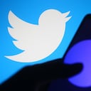 UCRANIA - 2021/03/12: En esta ilustración fotográfica, la página de Twitter Spaces se ve en la pantalla de un teléfono inteligente con un logotipo de Twitter en el fondo.
Twitter Spaces, el rival de la red social Clubhouse, está trabajando para un lanzamiento público en abril, como anunció la compañía en Twitter, según informan los medios. (Ilustración fotográfica de Pavlo Gonchar / SOPA Images / LightRocket a través de Getty Images)