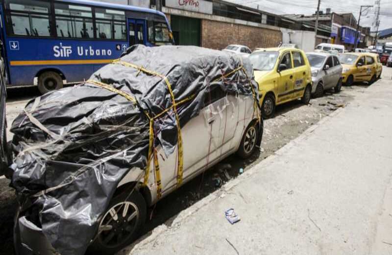 Los propietarios de los vehículos tienen que embalarlos con plásticos para que no les roben las partes. Foto: Carlos Julio Martínez / SEMANA..