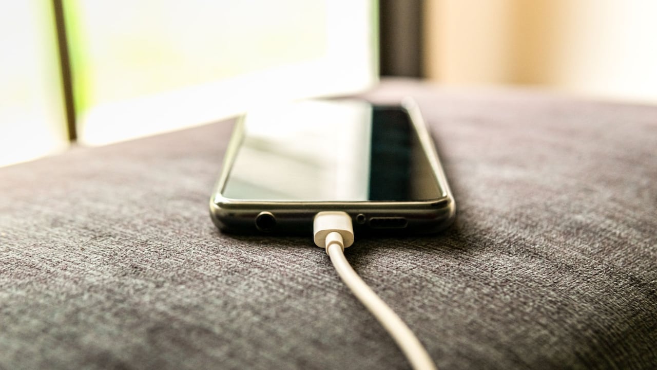 Imagen de referencia de celular cargando.