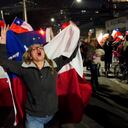 Un opositora a la nueva Constitución celebra en las calles los resultados de un plebiscito sobre si la nueva Constitución reemplazará a la actual Carta Magna impuesta por una dictadura militar hace 41 años, en Santiago de Chile, el domingo 4 de septiembre de 2022.