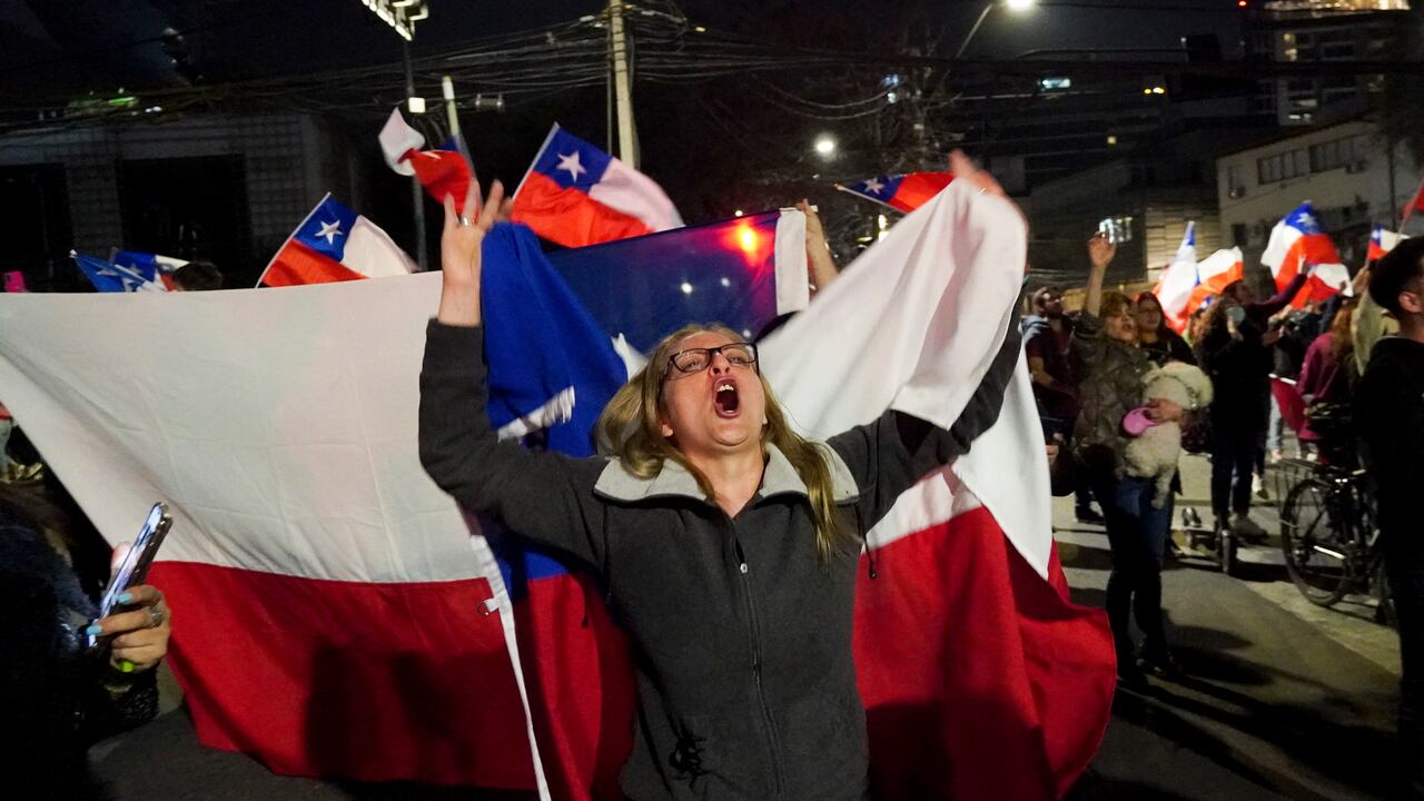 Un opositora a la nueva Constitución celebra en las calles los resultados de un plebiscito sobre si la nueva Constitución reemplazará a la actual Carta Magna impuesta por una dictadura militar hace 41 años, en Santiago de Chile, el domingo 4 de septiembre de 2022.