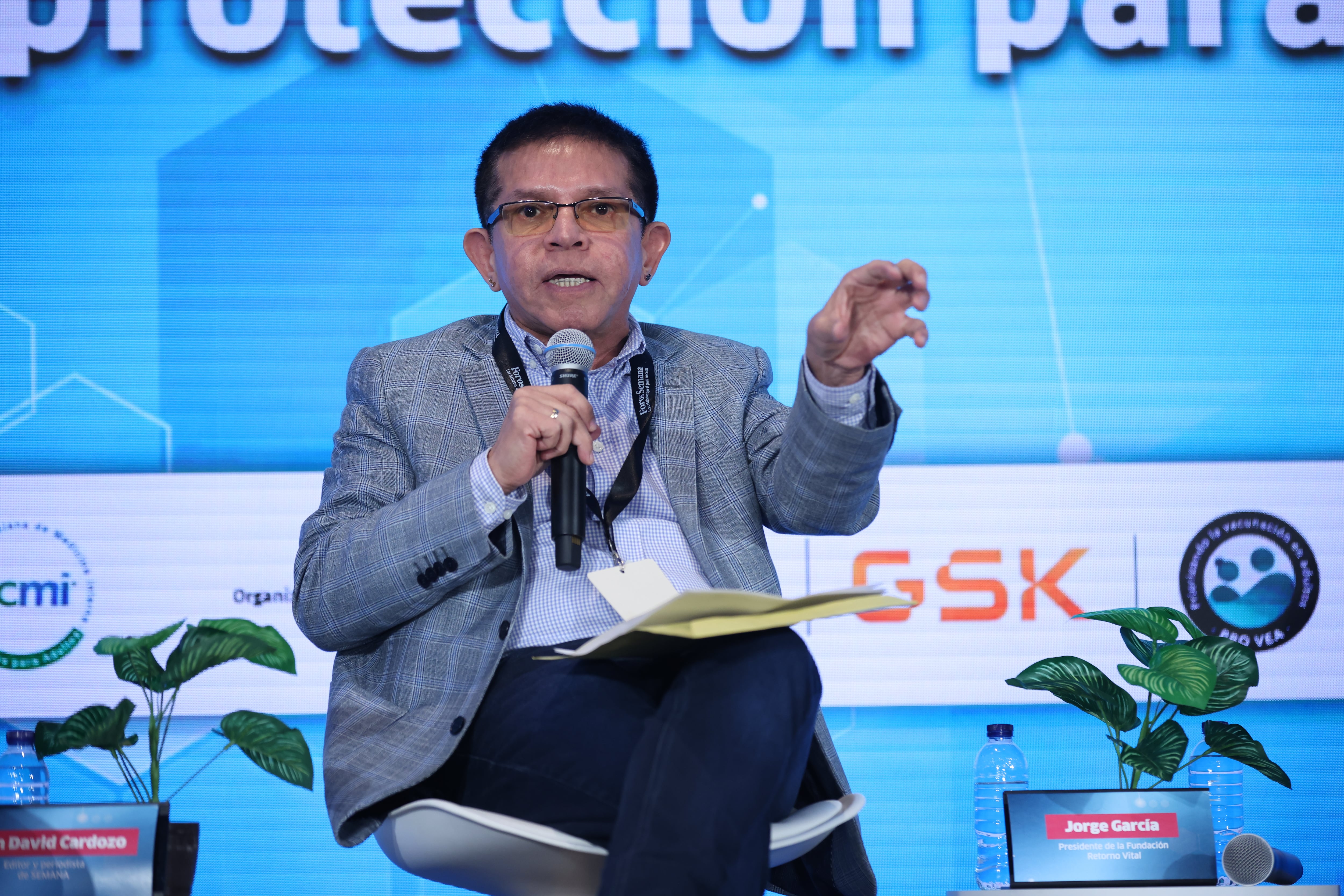 Foro ‘Vacunación en adultos: prevenir para priorizar la vida’
Jueves 3 de julio de 2025,

CONVERSATORIO | Conciencia y vacunas: protección para adultos

Jorge García
Presidente de la Fundación Retorno Vital
John Mario González
Profesor de medicina y coordinador del Laboratorio de Ciencias Básicas Médicas de la Universidad de
los Andes
Denis Honorio Silva Sedano
Gerente de la Asociación Colombia Saludable
Modera: Juan David Cardozo
Editor y periodista de SEMANA