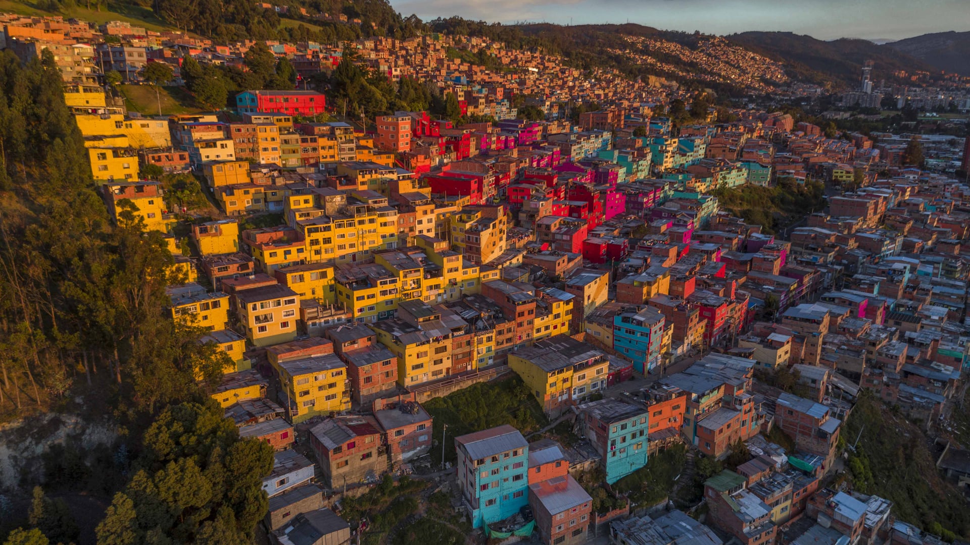 Cinco mil fachadas fueron renovadas en el barrio Buenavista, en Bogota. 3.500 personas participaron en la elaboración del colorido mural.