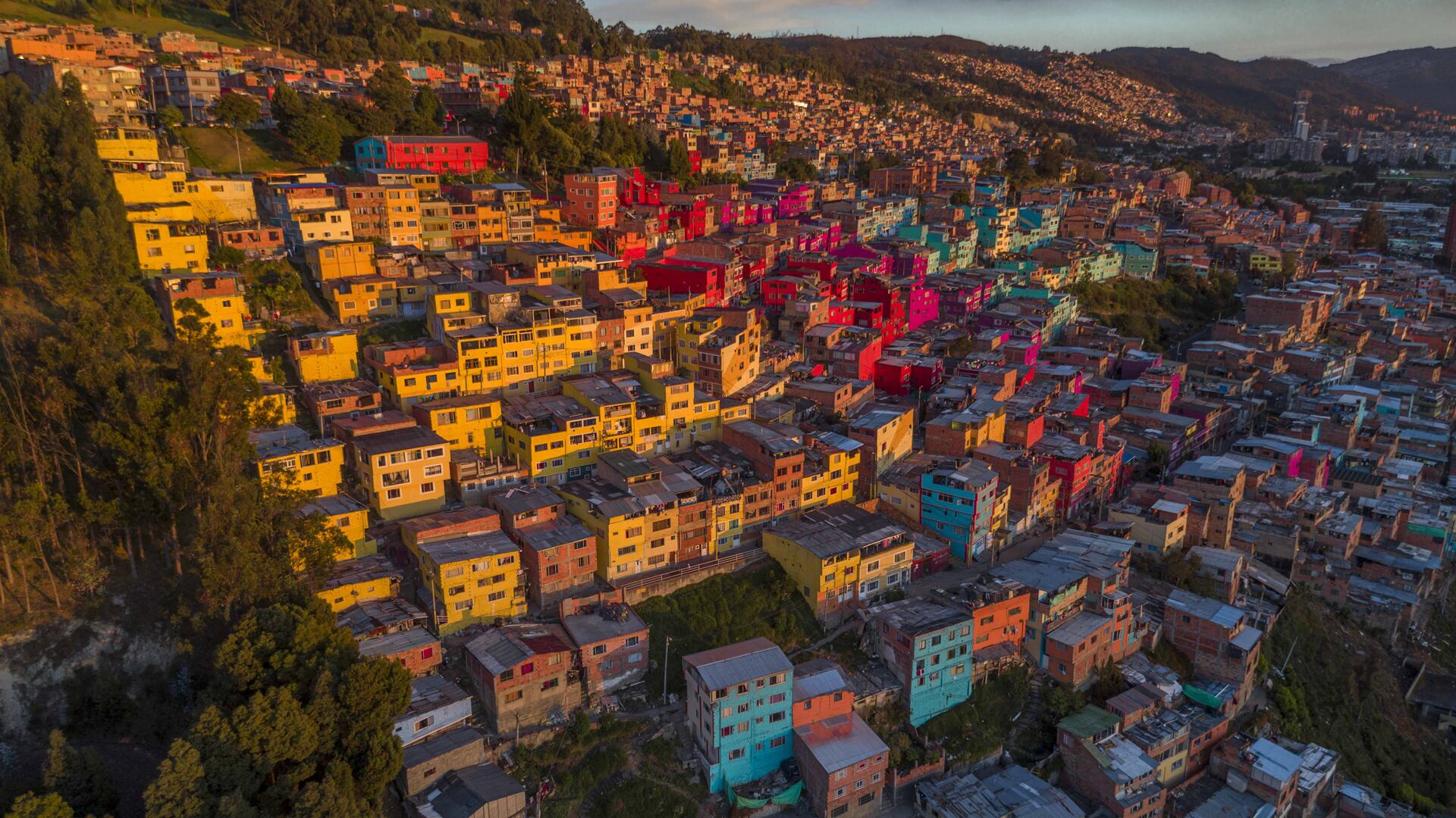 Cinco mil fachadas fueron renovadas en el barrio Buenavista, en Bogota. 3.500 personas participaron en la elaboración del colorido mural.