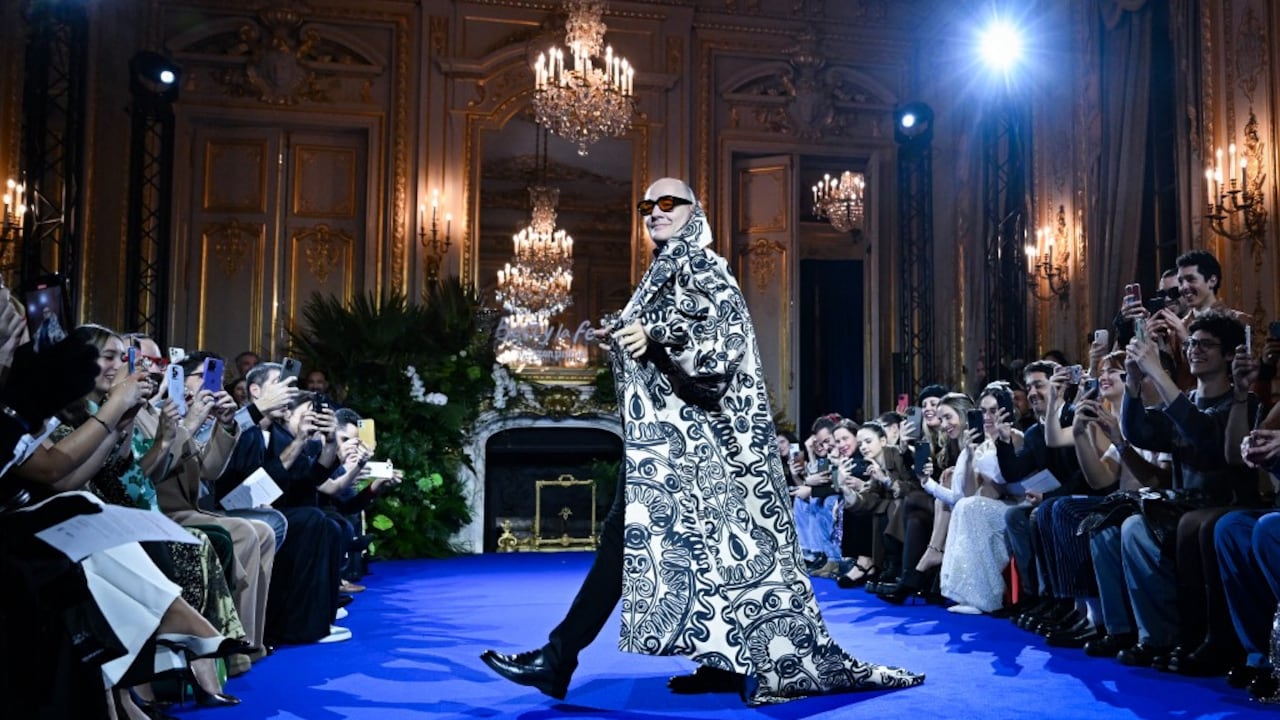 El actor colombiano Julián Arango presenta una creación durante un desfile de lanzamiento de la 'Colección Hugo Lombardi', protagonista principal de la telenovela latinoamericana 'Ugly Betty' o 'Betty, la fea', un desfile de Amazon Prime, al margen de la Semana de la Moda de París. en el Shangri-la de París el 27 de febrero de 2024. El lanzamiento de la colección Hugo Lombardi contará con piezas selectas del verdadero diseñador, Andrés Otálora, el diseñador colombiano de prêt-à-porter, especializado durante más de dos décadas en creando diseños en el panorama internacional y en las semanas de la moda de Nueva York y París. (Photo by Miguel MEDINA / AFP)