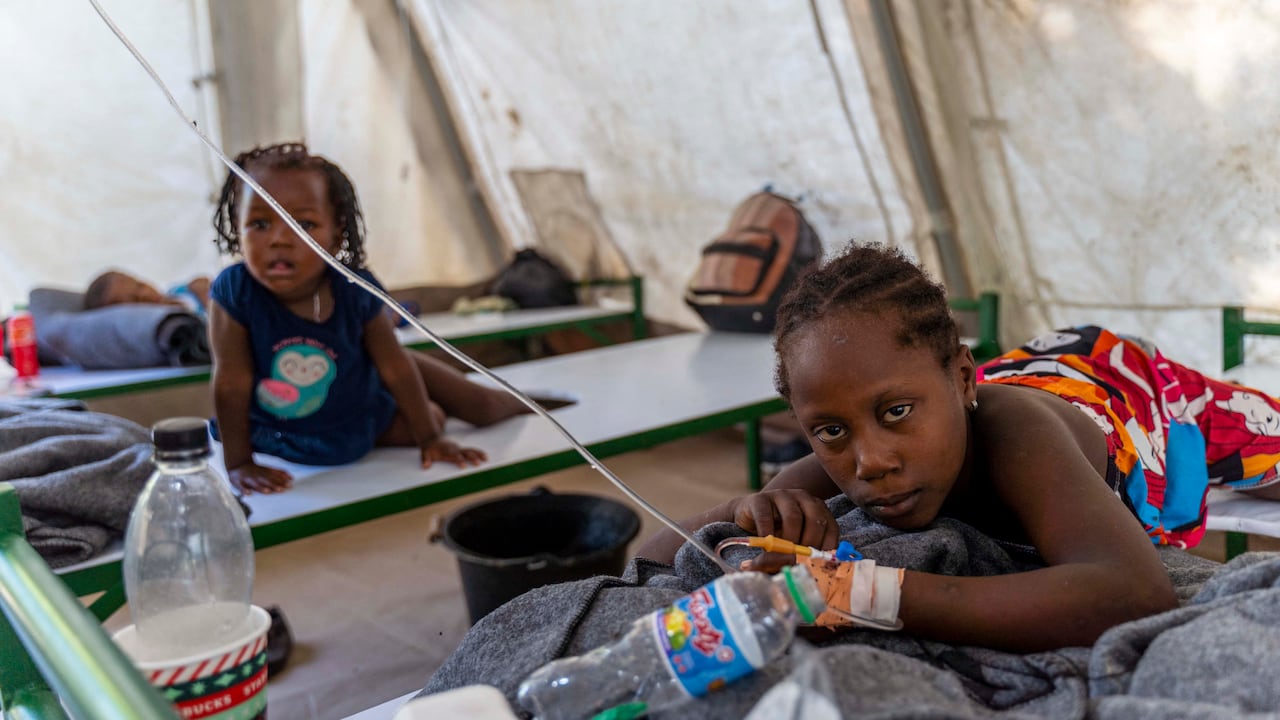 Niños que muestran síntomas de cólera reciben tratamiento en una clínica administrada por Médicos Sin Fronteras en Cit Soleil, una comuna densamente poblada de Port-au-Prince, Haití, el 7 de octubre de 2022. - Naciones Unidas advirtió el jueves sobre una posible explosión de casos de cólera en un Haití asolado por la crisis.
Haití anunció el domingo sus primeros casos de cólera en tres años, con siete personas muertas por la enfermedad.
Se han confirmado once casos y hay otros 111 casos sospechosos, pero las cifras reales podrían ser mucho más altas, dijo Ulrika Richardson, residente de la ONU y coordinadora humanitaria para Haití. (Foto de Richard Pierrin / AFP)
