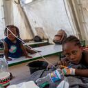 Niños que muestran síntomas de cólera reciben tratamiento en una clínica administrada por Médicos Sin Fronteras en Cit Soleil, una comuna densamente poblada de Port-au-Prince, Haití, el 7 de octubre de 2022. - Naciones Unidas advirtió el jueves sobre una posible explosión de casos de cólera en un Haití asolado por la crisis.
Haití anunció el domingo sus primeros casos de cólera en tres años, con siete personas muertas por la enfermedad.
Se han confirmado once casos y hay otros 111 casos sospechosos, pero las cifras reales podrían ser mucho más altas, dijo Ulrika Richardson, residente de la ONU y coordinadora humanitaria para Haití. (Foto de Richard Pierrin / AFP)
