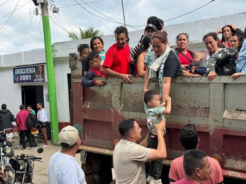 El canciller de Colombia, Luis Gilberto Murillo, por su parte, informó que al menos 60 personas salieron de sus casas para llegar a Venezuela, en medio de la gravedad de esta nueva guerra.