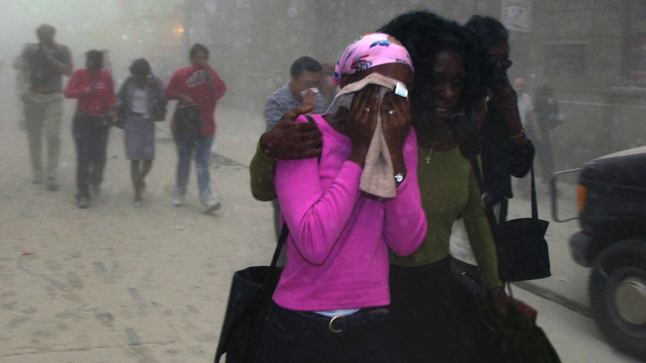 Las personas cubren sus caras mientras escapan el colapso del World Trade Center del New York el 11 de septiembre de 2001. Foto de AP / Suzanne Plunkett