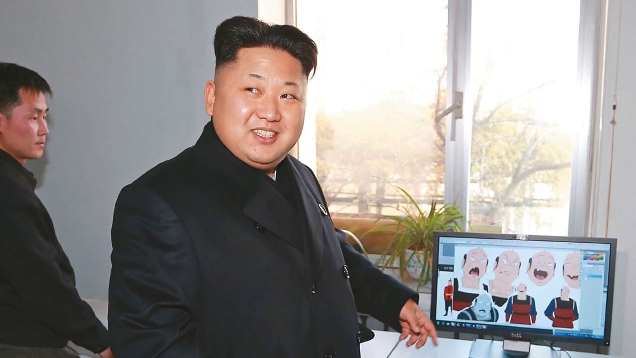 La respuesta a la película ‘The Interview’, que el régimen norcoreano llamó un acto de guerra, fue un ataque cibernético que infiltró la red de comunicaciones de Sony Pictures. A la derecha, Kim Jong-il , ridiculizado en la película ‘Team America’ de 2004 .