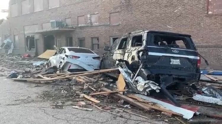 Añadió que “las zonas norte y este de la pequeña ciudad sufrieron daños considerables, con casas remolque destruidas y torres de comunicación derribadas”