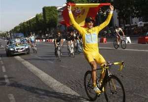 Alberto Contador, de España, se corónó campeón del Tour de Francia.