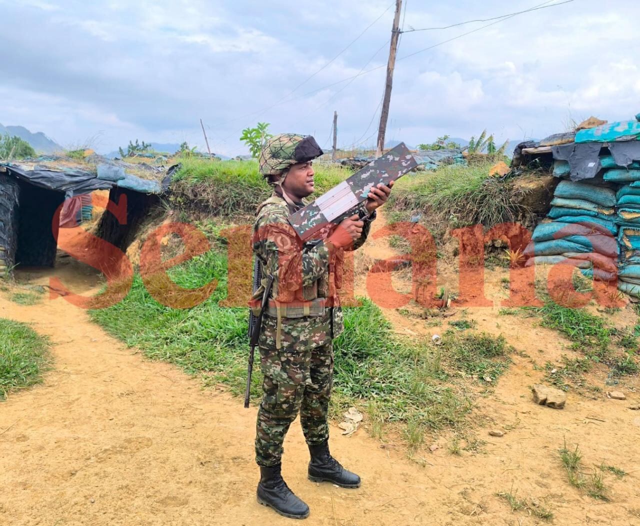 Militar del Ejército prueba un arma antidrones en el departamento del Cauca.
