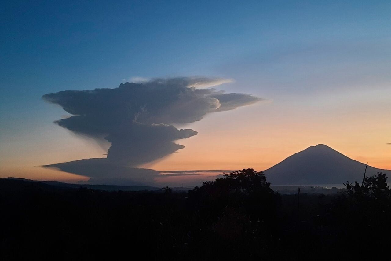 Humo volcánico se eleva desde el monte Lewotobi Laki-Laki durante una erupción, visto desde Lembata, Indonesia, el martes 17 de junio de 2025. (Foto AP/Andre Kriting)