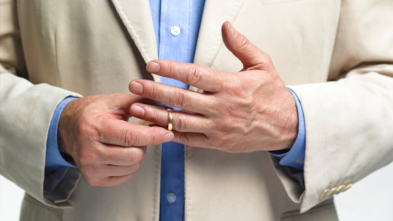 La raíz de este síndrome está en varios factores y abarca desde la búsqueda de relaciones dramáticas hasta la influencia de patrones observados en la infancia.