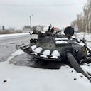 A fragment of a destroyed Russian tank is seen on the roadside on the outskirts of Kharkiv on February 26, 2022, following the Russian invasion of Ukraine. - Ukrainian forces repulsed a Russian attack on Kyiv but "sabotage groups" infiltrated the capital, officials said on February 26, as Ukraine reported 198 civilian deaths, including children, following Russia's invasion. A defiant Ukrainian President Volodymyr Zelensky vowed his pro-Western country would never give in to the Kremlin even as Russia said it had fired cruise missiles at military targets. (Photo by Sergey BOBOK / AFP)