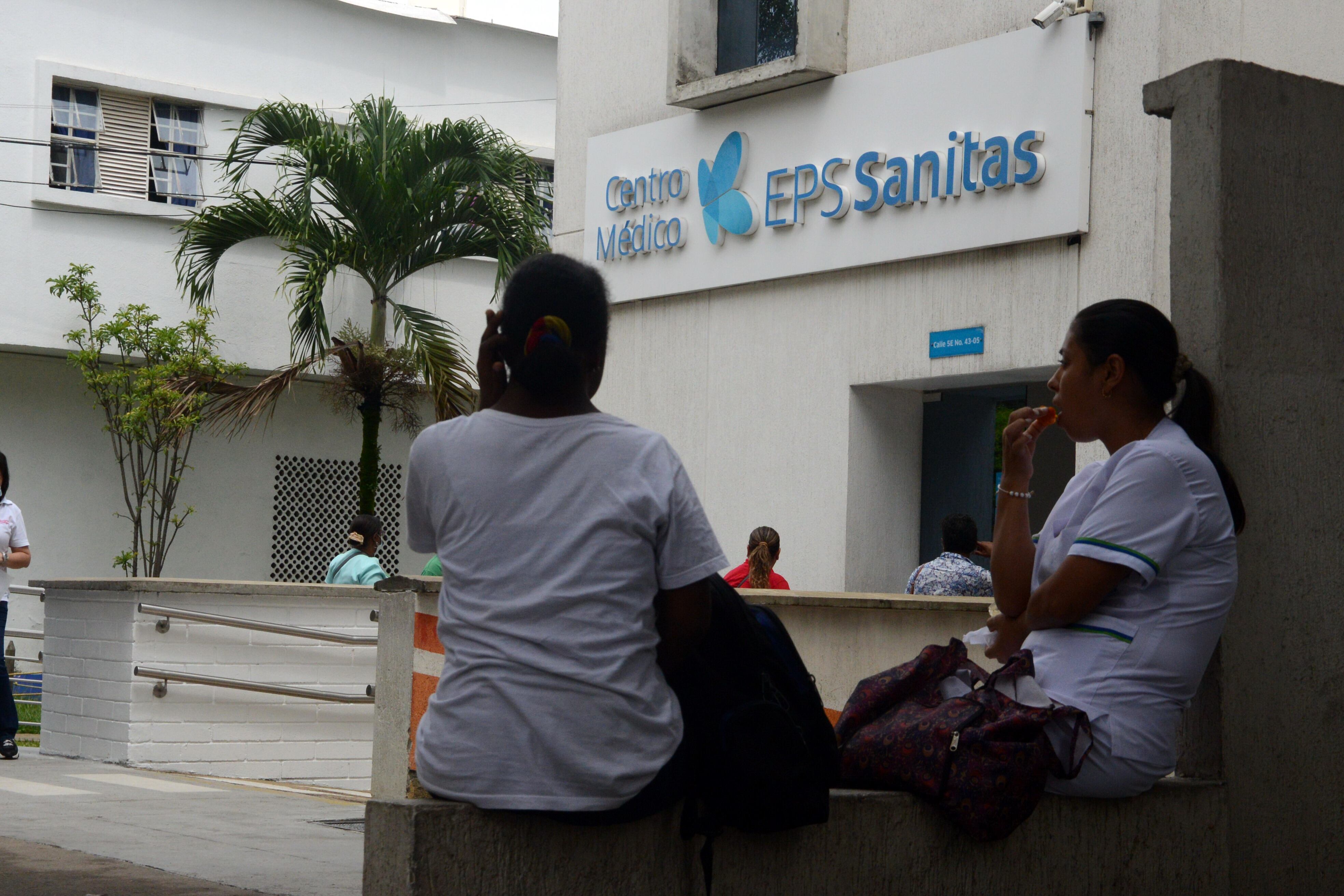 Cali: Desde el 15 de noviembre dejara de suministrar medicamentos a miles de usuarios de Sanitas debido a una millonaria deuda por parte de la EPS, ha generado preocupación en el país por parte de los afiliados. foto José L Guzmán. El País oct 31-23