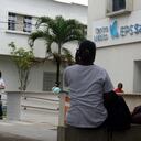 Cali: Desde el 15 de noviembre dejara de suministrar medicamentos a miles de usuarios de Sanitas debido a una millonaria deuda por parte de la EPS, ha generado preocupación en el país por parte de los afiliados. foto José L Guzmán. El País oct 31-23