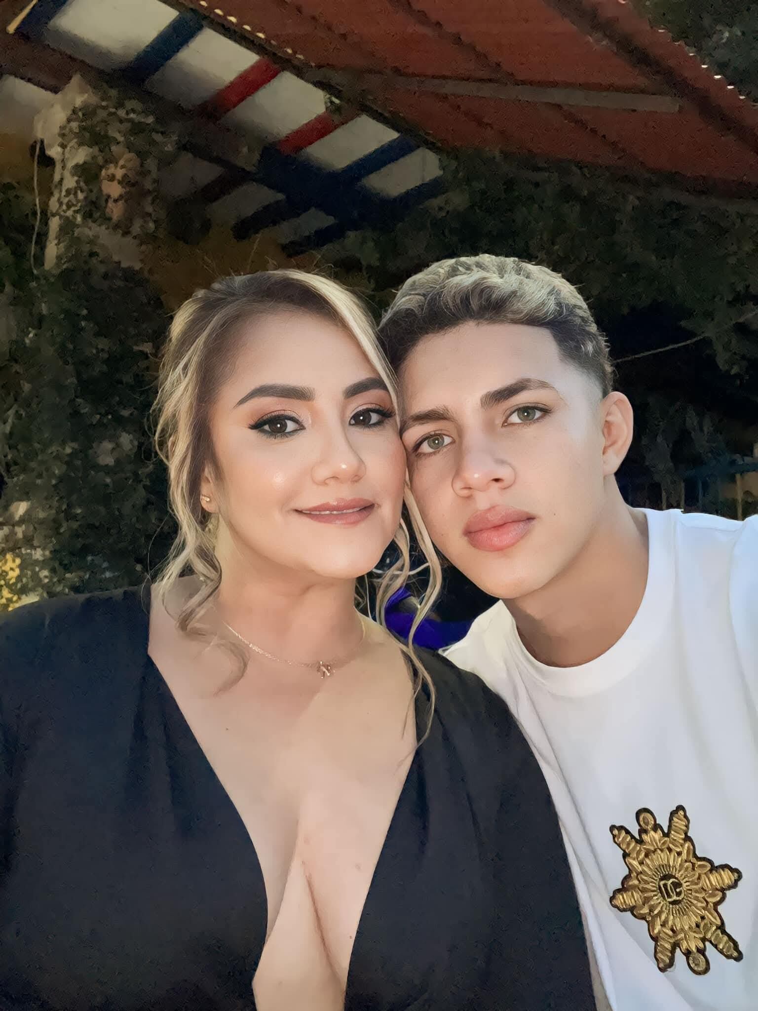 María Isabel Mejía y su hijo Tomás Meneses, quienes fallecieron al estrellarse con una volqueta en la variante Currulao, en Urabá.