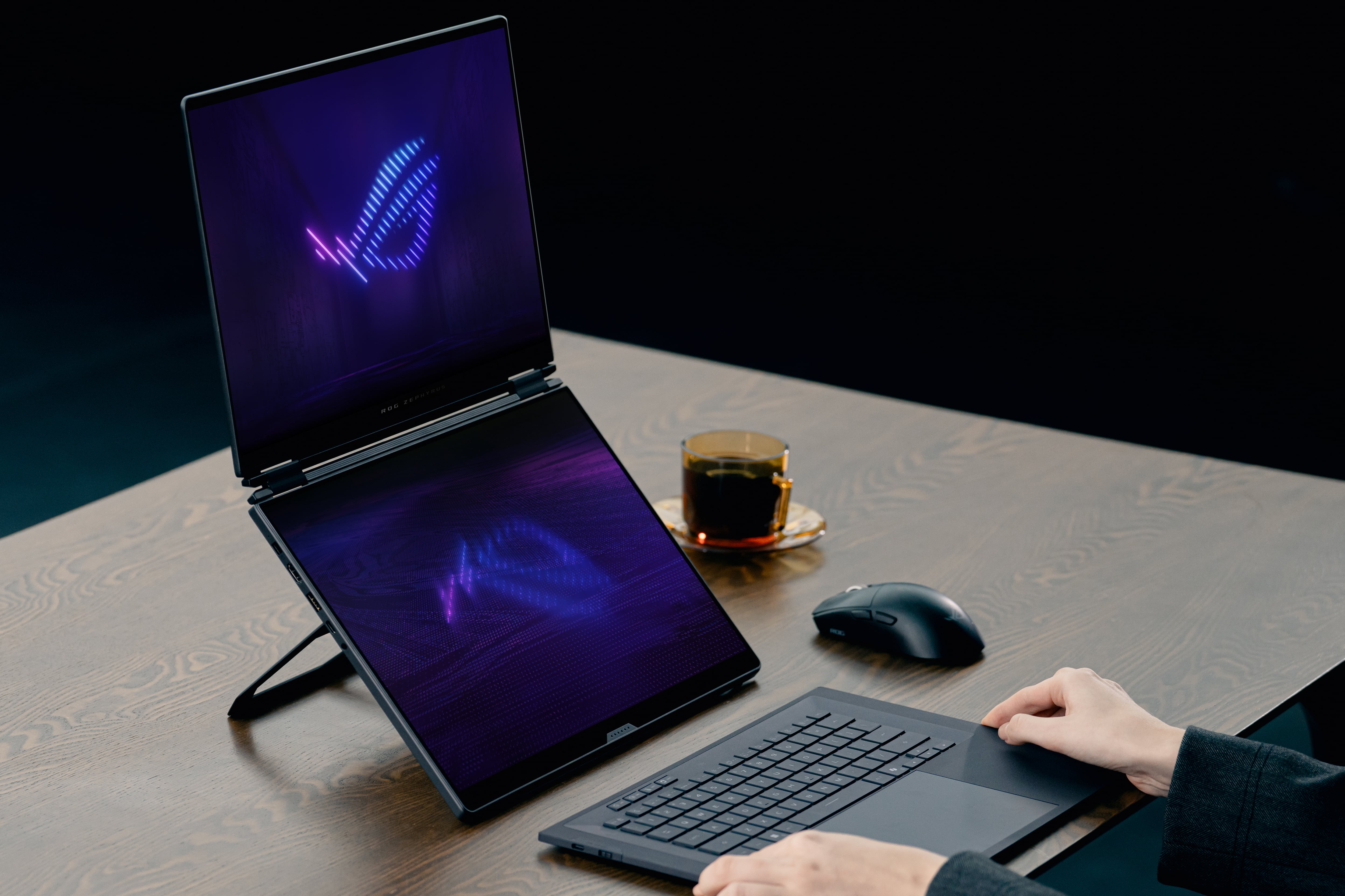 Los dispositivos integran dos paneles OLED dentro de un mismo chasis.