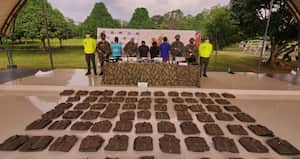 Se decomisaron 6 pistolas, una escopeta de fabricación casera, 2 granadas de fragmentación, equipos de comunicación y más de 30 kilogramos de pasta base de coca.