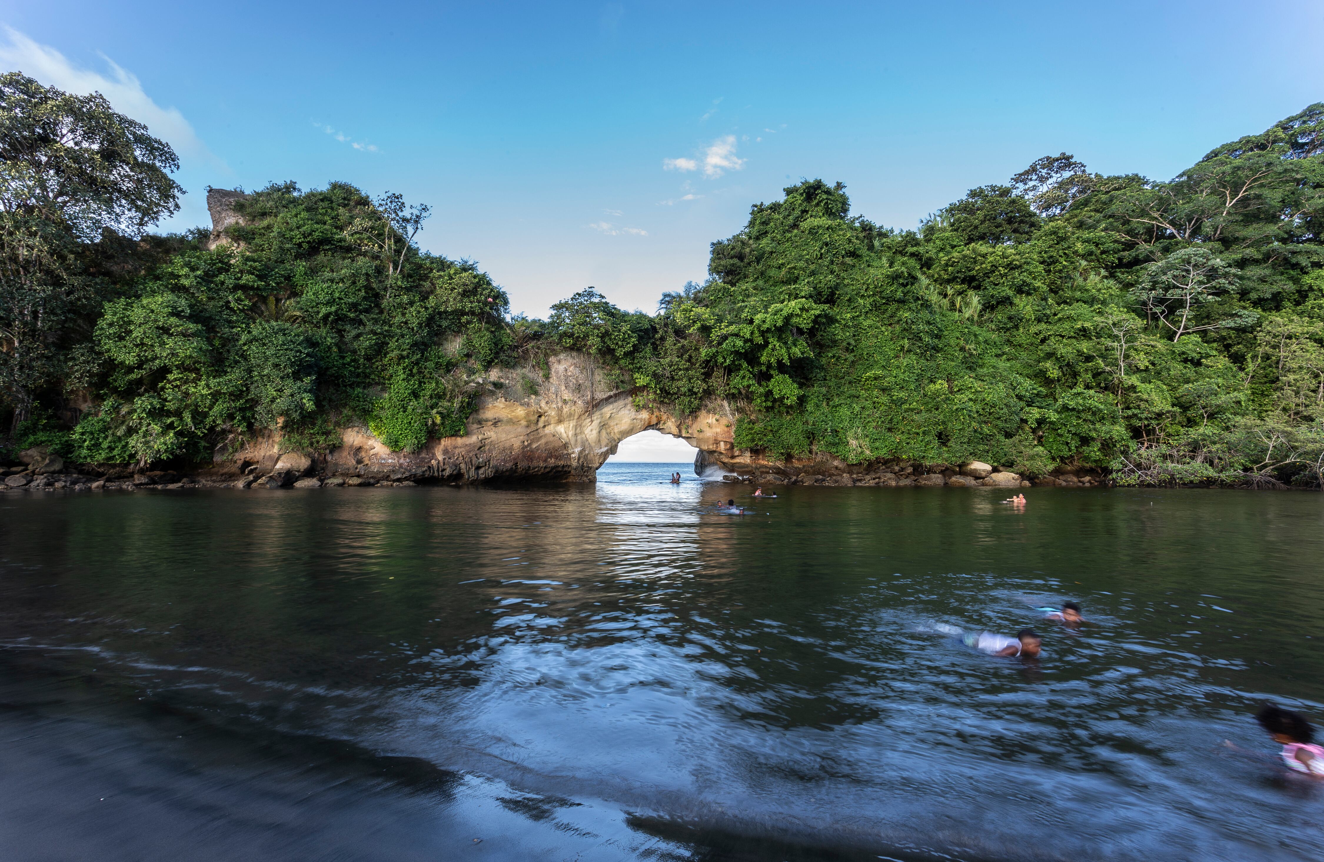 La playa del Morro se ha consolidado como un atractivo turístico debido a sus formaciones rocosas en medio del mar, muy cerca de la orilla. El arco del morro es el nombre con el que fueron bautizadas y básicamente consiste en un puente de piedra natural tallado por el agua. Durante la conquista y la colonia este lugar sirvió para protegerse de los ataques de los piratas que acechaban las embarcaciones y tesoros españoles.